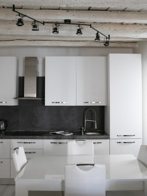 Fully equipped white kitchen in Casa Lu Lovere apartment with modern appliances