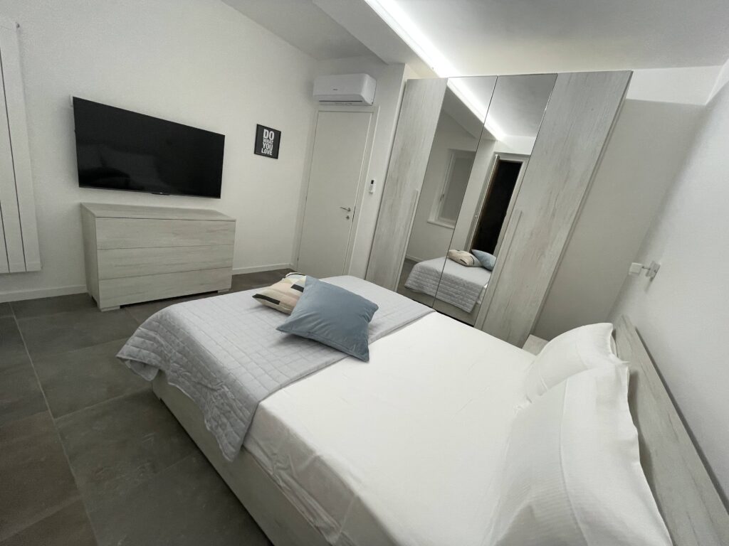 Contemporary bedroom with modern amenities in Casa il Nido, Fonteno, by Fabula Home Rental