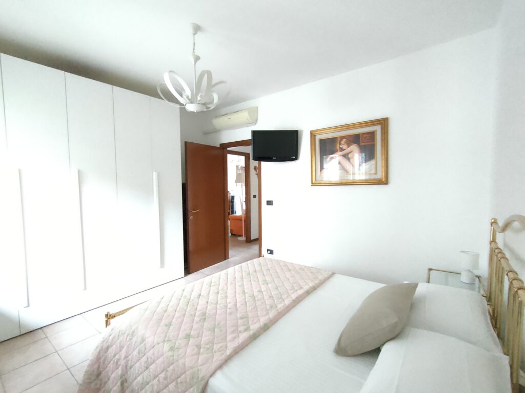 Spacious master bedroom with expansive closet and sophisticated ambiance at GiannaRosa Apartment, Lovere