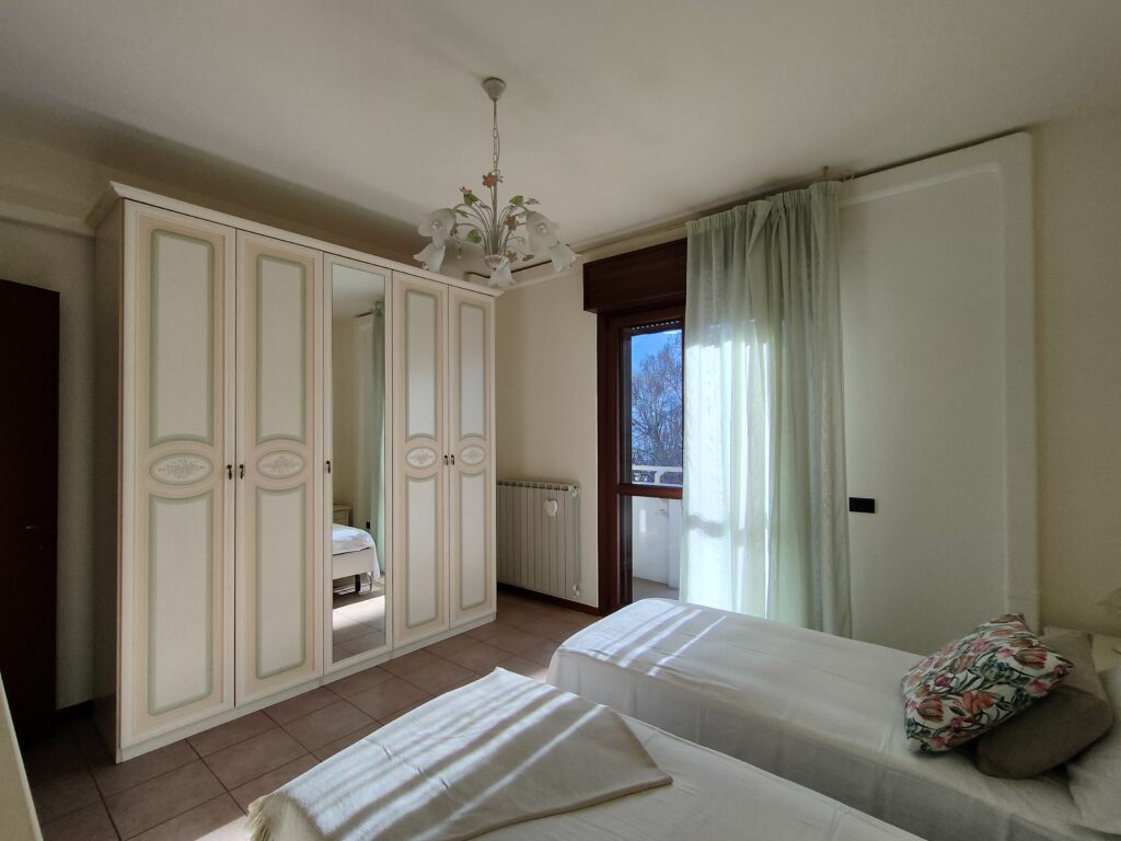 Spacious twin room with large wardrobe and soft natural light at GiannaRosa Apartment, Lovere