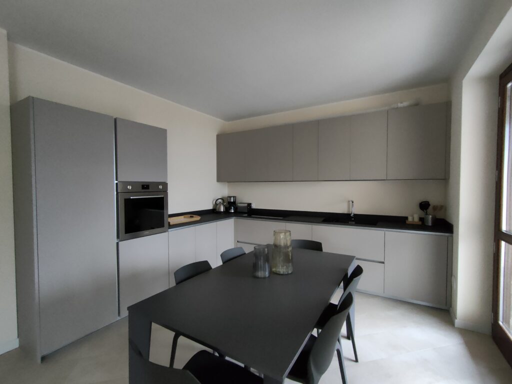 Designer kitchen with dining area in Fabula Home Rental Iseo home