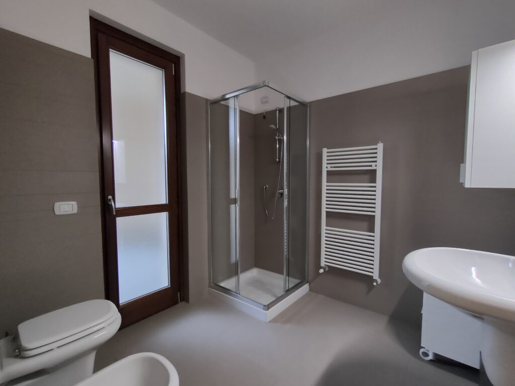 Spacious ensuite with natural light in Fabula Home Rental property