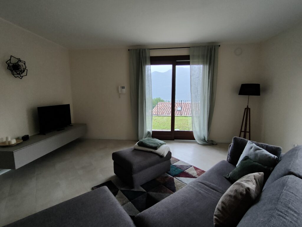 Spacious living room with panoramic Iseo views at Fabula Home Rental