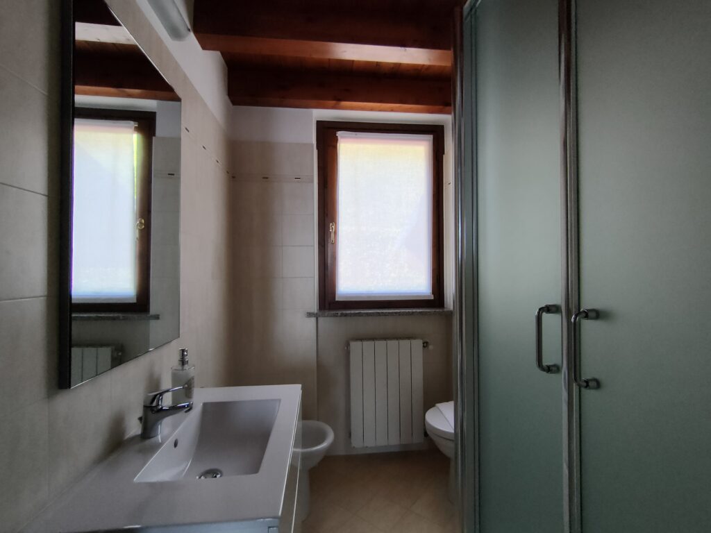 Serene and naturally lit bathroom at La Rocca, encapsulating Fabula Home Rental's commitment to tranquility and luxury