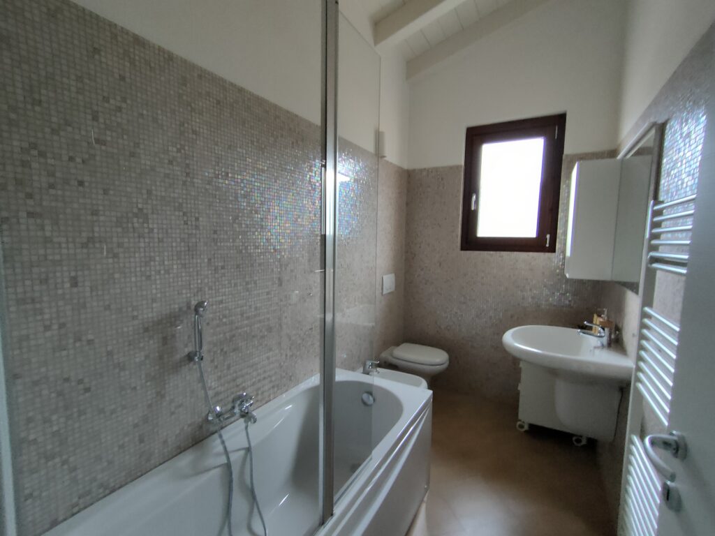 Spacious bathroom with modern comforts at Fabula Home Rental near Lake Iseo