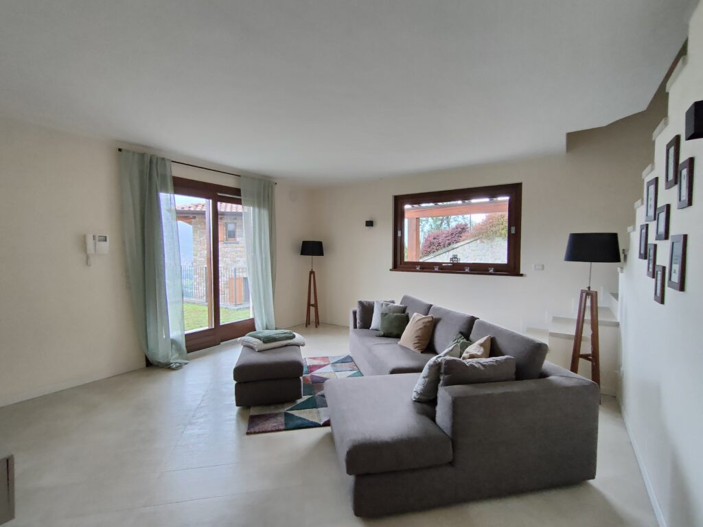 Stylish living room with chic decor in Fabula Home Rental's Iseo property