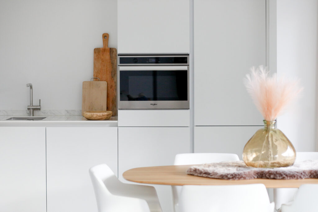 A contemporary kitchen in Seliera accented with rustic wooden cutting boards