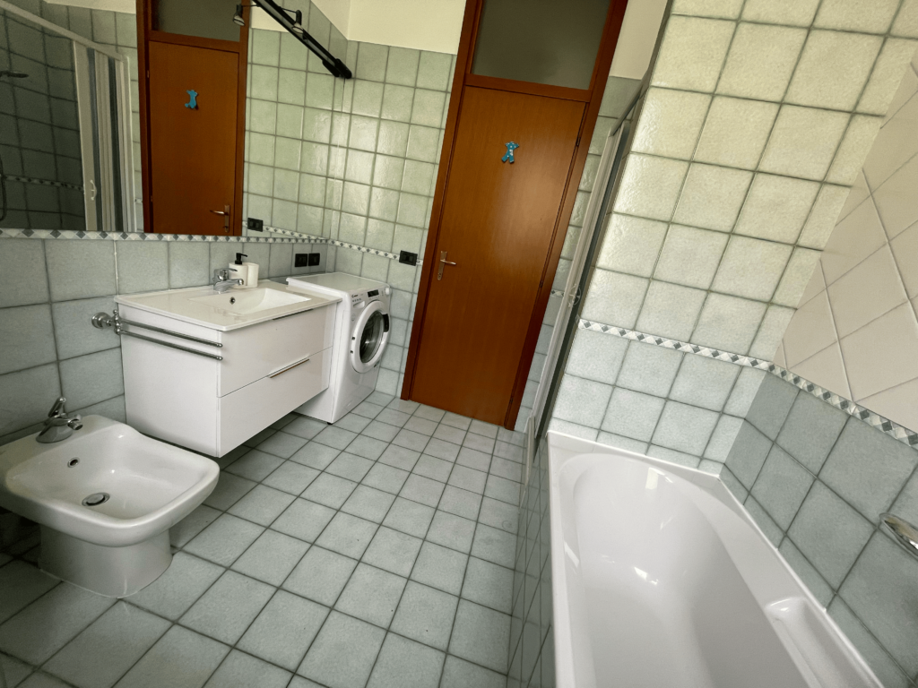 Contemporary bathroom with integrated laundry facilities at Casa Pluto