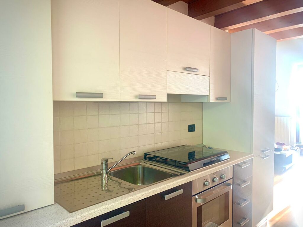 Modern and fully equipped kitchen in La Rocca apartment