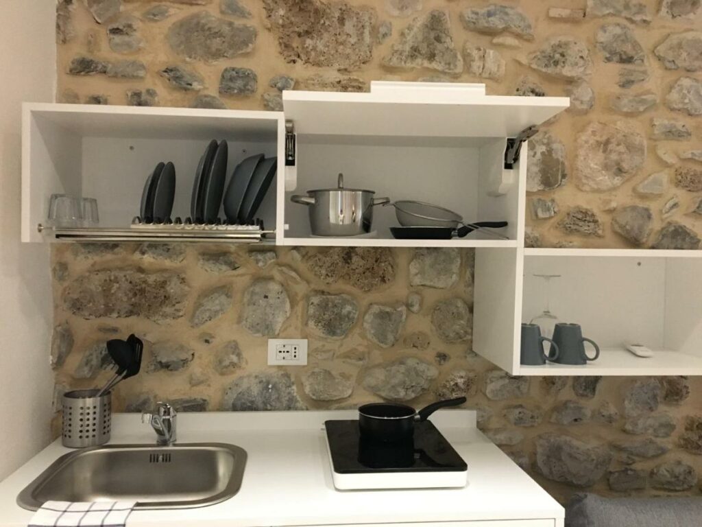 Detail of the well-equipped kitchen area in Palazzo Cinquecento Depandance with utensils and cookware