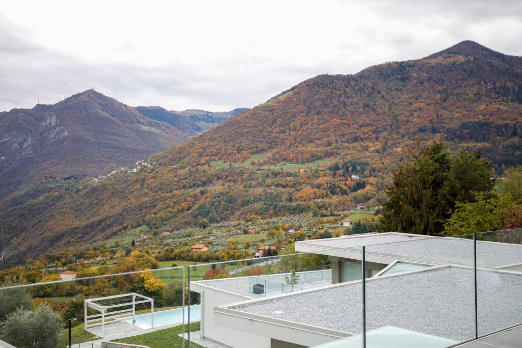 Infinity pool overlooking the lush mountains at Trivia Bellavista