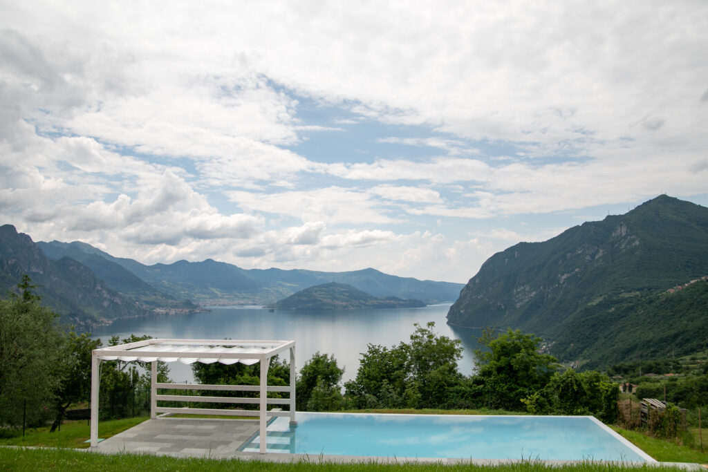 A modern pergola beside the reflective infinity pool at Trivia Resort, facing Lake Iseo