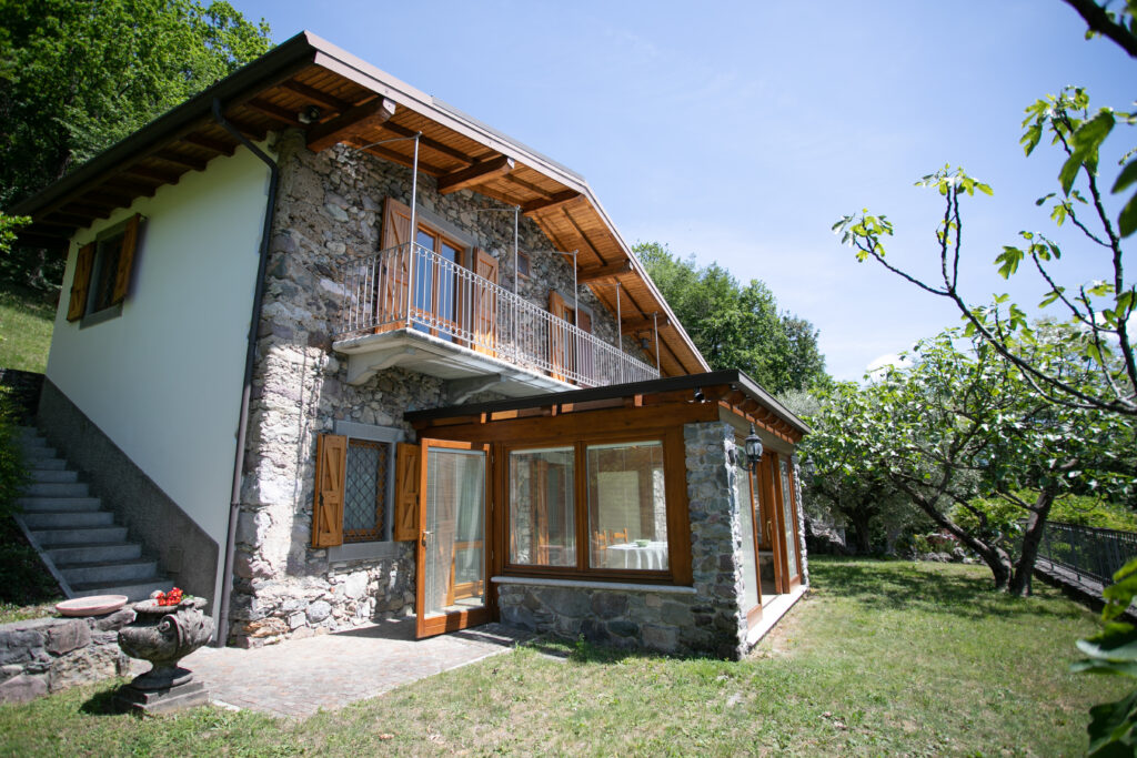 Inviting sunroom in Villa Simone with a transparent ceiling and views of the blue sky and green landscape