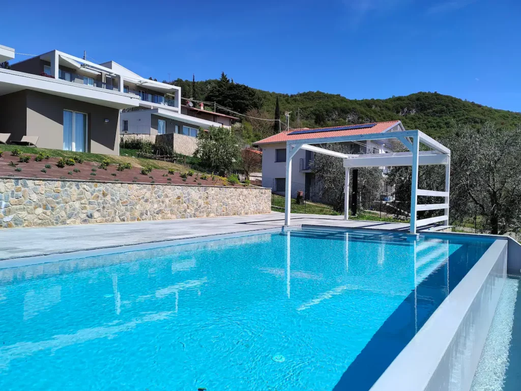 Wonder House's poolside view against a backdrop of majestic mountains