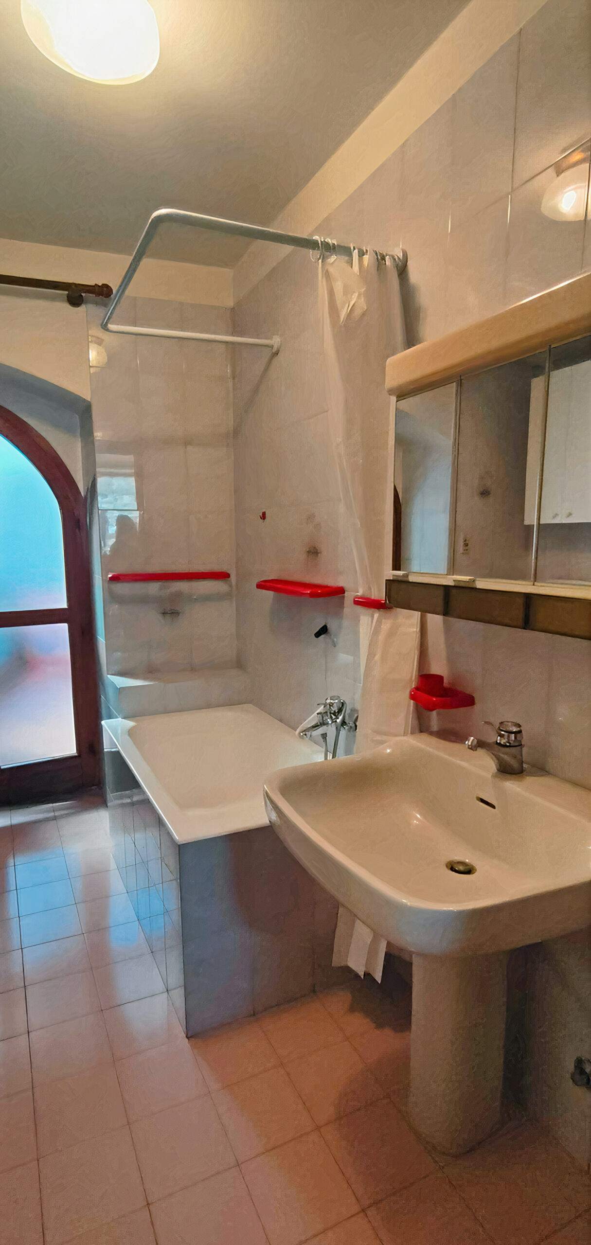 Bathroom with bathtub and sink in La Porta Sul Lago apartment